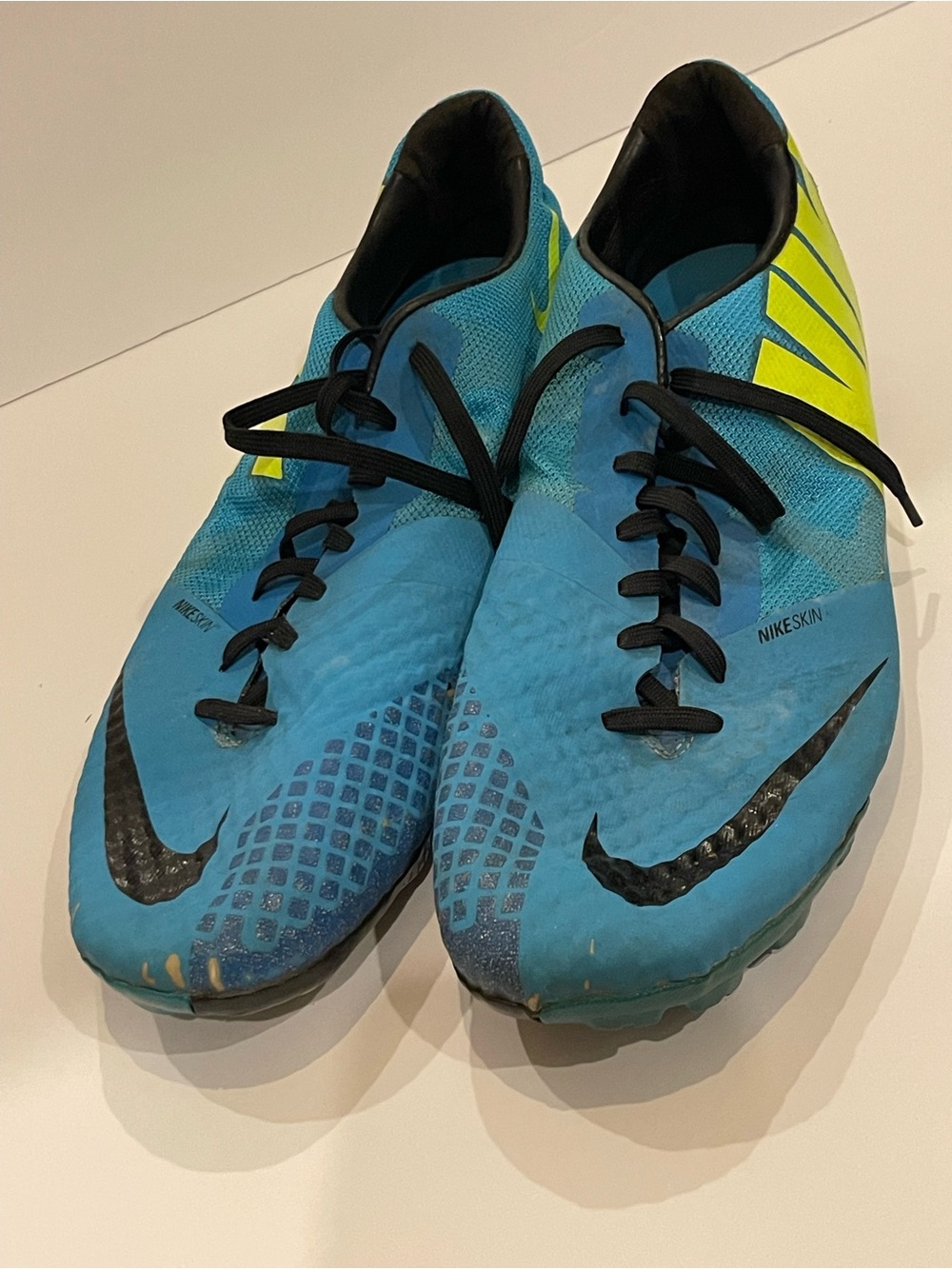 Nike Men's Blue and Neon Yellow Soccer/Training Sneakers